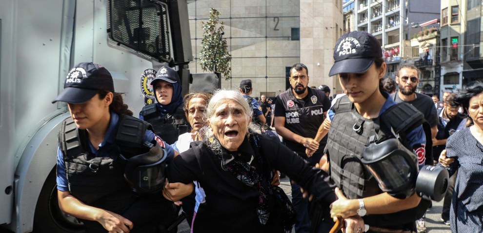 Le Madri del sabato manifestano pacificamente dal 1995, chiedendo giustizia per i familiari spariti negli anni ’80 e ’90. Una parte di loro erano sotto processo dopo il divieto e la dispersione violenta di una manifestazione nel 2018. Sono state assolte. © Amnesty International Türkiye