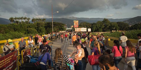 Le Americhe sono una regione segnata da profonde disuguaglianze e violenze che COVID-19 potrebbe ulteriormente rafforzare. Qui i rifugiati venezuelani attraversano il confine con la Colombia. ©Amnesty International/Sergio Ortiz