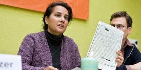 L'avvocatessa Usa Gitanjal Gutierrez mostra una letera del suo assistito, Abdul Ra'ouf Al Quassim © Reto Andreoli