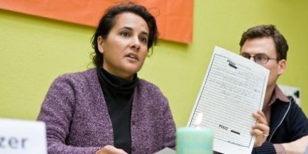 L'avvocatessa Usa Gitanjal Gutierrez mostra una letera del suo assistito, Abdul Ra'ouf Al Quassim © Reto Andreoli