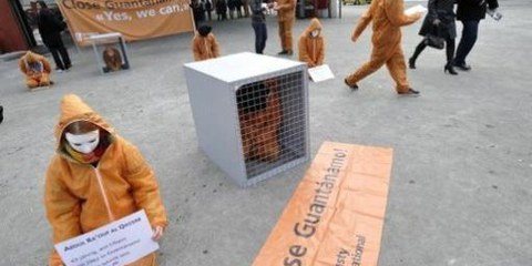 In Svizzera un’azione accompagnata dallo slogan «Close Guantanamo! Yes we can» si è svolta sabato 10 gennaio, davanti alla stazione di Berna. © Valérie Chételat