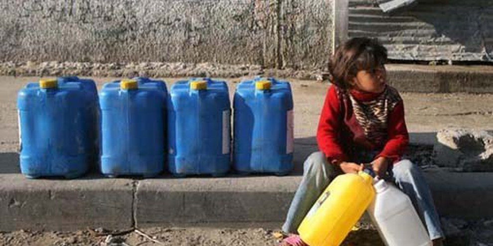 Ragazzina palestinese in attesa di ricevere acqua. © Iyad El Baba/UNICEF-oPt 