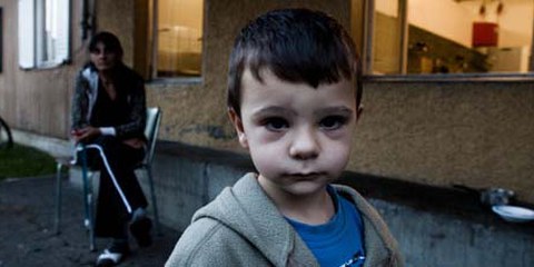 Davanti alle baracche del centro per l'aiuto urgente a Zurigo. © Jacek Pulawski