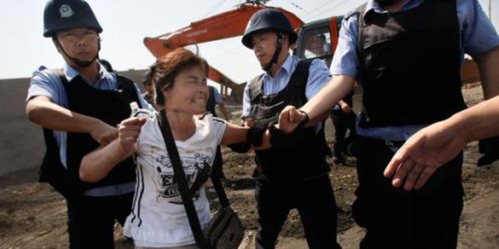 Sloggiati e maltrattati dalla polizia cinese.