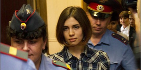 Nadezhda Tolokonnikova all'uscita dell'udienza.