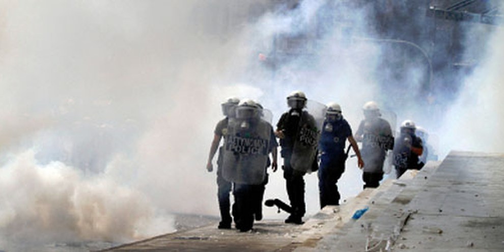 Grecia, polizia antisommossa, 15 giugno 2011 © AP/PA Photo/Kostas Tsironis 