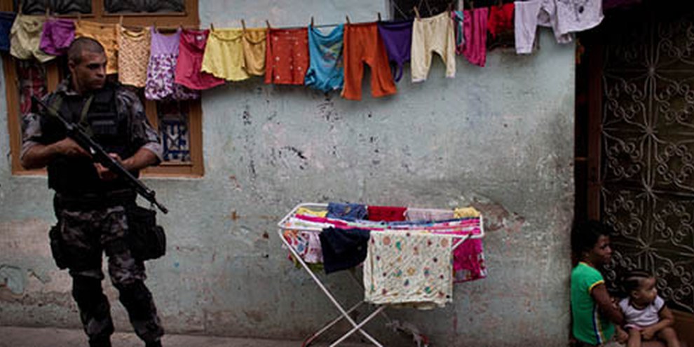 Le violenze da parte della polizia sono una realtà quotidiana nelle favelas | © AI