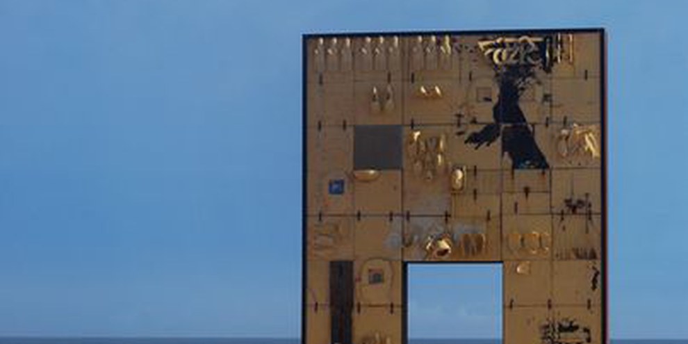 La porta d’Europa, monumento omaggio alle persone morte in mare mentre tentavano di raggiungere l’Europa © Xander Stockmans - Tussen Vrijheid en Geluk