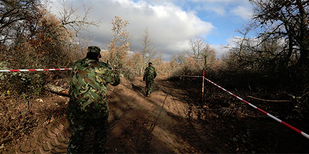 Alcune guardie di confine controllano la situazione presso il nuovo filo spinato di recinzione tra Bulgaria e Turchia | © AP Photo/Valentina Petrova