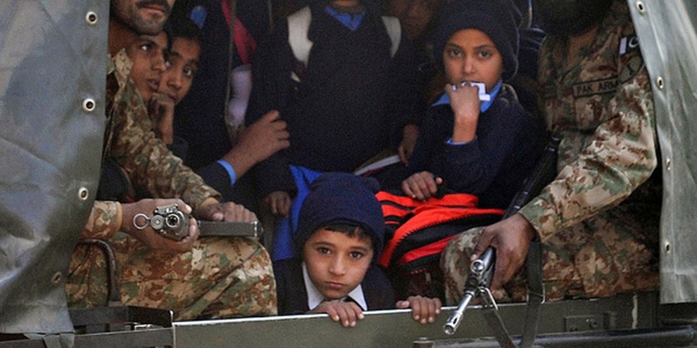 Soldati pakistani scortano i bambini sopravvissuti all'attacco di una scuola© AFP/Getty Images