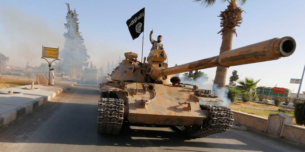 Combattenti per lo Stato Islamico durante una parata militare nel nord della provincia di Raqqa. © REUTERS/Stringer