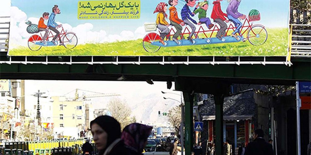  A Teheran grandi manifesti promuovono le famiglie numerose con slogan simili a questo: "La primavera non si accontenta di portare un solo fiore"© IRNA
