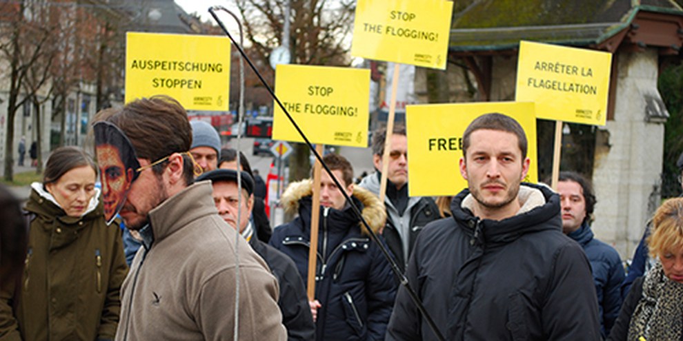 Una cinquantina di persone manifestano a Berna contro le frustate ai danni di Raif Badawi. © Amnesty International