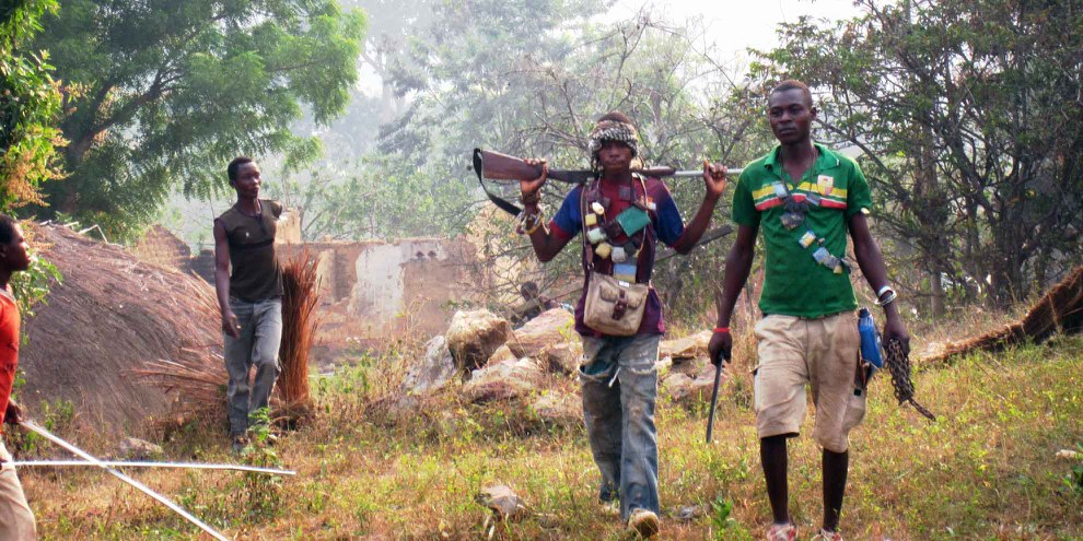 Membri della milizia anti-Balaka coinvolti nelle razzie, incluso il rogo di una moschea, a nord di Bangui, 23 gennaio 2014.