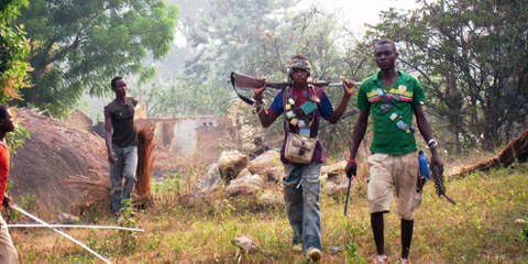 Membri della milizia anti-Balaka coinvolti nelle razzie, incluso il rogo di una moschea, a nord di Bangui, 23 gennaio 2014.