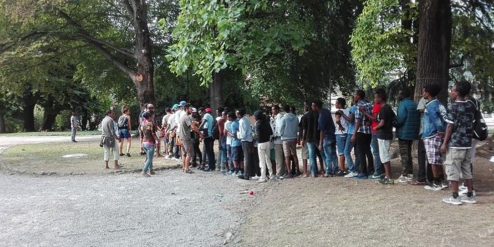 Migranti alla stazione di Como, frontiera sud della Svizzera © Elisa Maracani, AI Italia
