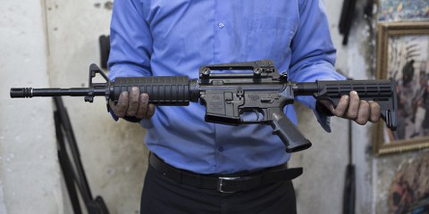 Una decina di uomini e un ragazzo di 16 anni sono stati torturati e maltrattati dopo essersi arresi a un piccolo gruppo di uomini in uniforme della polizia federale. © Matt Cetti-Roberts