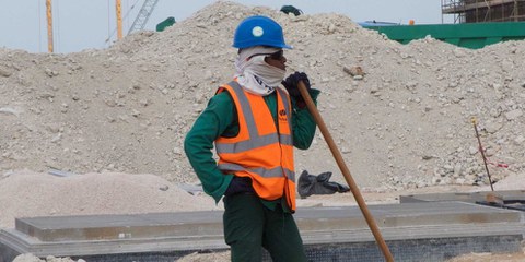 I lavoratori, in particolare quelli impegnati nella costruzione degli stadi e delle infrastrutture della Coppa del mondo di calcio, sono esposti al pericolo di lavoro forzato.  © Amnesty International