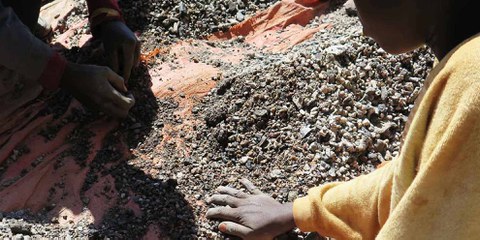 Charles, 14 anni, seleziona pietre contenenti cobalto con suo padre lungo la riva del lago Malo, nella provincia del Katanga, Repubblica Democratica del Congo. Maggio 2015 © Amnesty International and Afrewatch