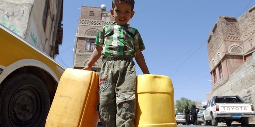 Un bimbo va a cercare l'acqua a Sanaa, nel bel mezzo di una crisi di approvigionamento idrico, 22 ottobre 2015©MOHAMMED HUWAIS/AFP/Getty Images