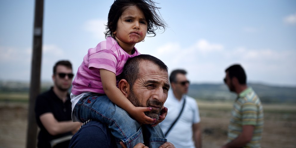 In Grecia, un siriano e sua figlia lasciano il campo di Indomeni dopo un’operazione di evacuazione della polizia greca. ©Shutterstock