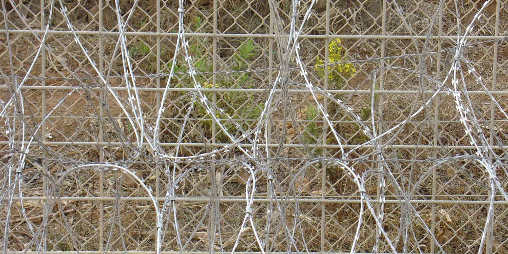 Un gruppo di rifugiati siriani, tra i quali 10 bambini, ha urgente bisogno di aiuto. Sono bloccati da due mesi in una zona di frontiera in Marocco, privati del diritto di chiedere asilo. © Amnesty International