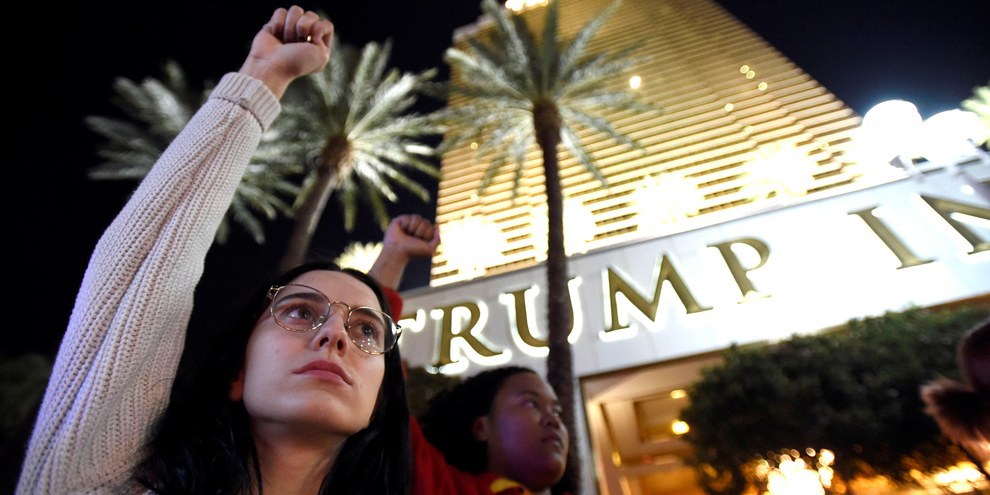 Una manifestazione di protesta contro l’elezione di Donald Trump davanti a un albergo del miliardario a Las Vegas, Nevada, nel novembre 2016. © Alamy Stock Photo