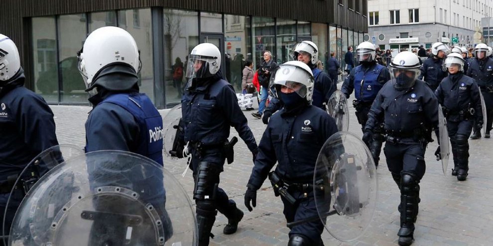 Poliziotti belgi in tenuta anti-sommossa in marcia verso Molenbeek, Bruxelles, il 2 aprile 2016. © REUTERS/Yves Herman