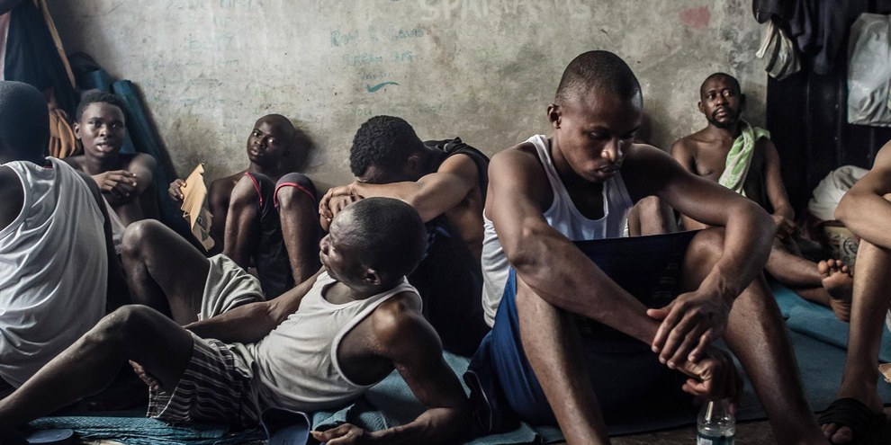 Rifugiati detenuti nel centro Tarik Al Sika a Tripoli, in Libia © Taha Jawashi
