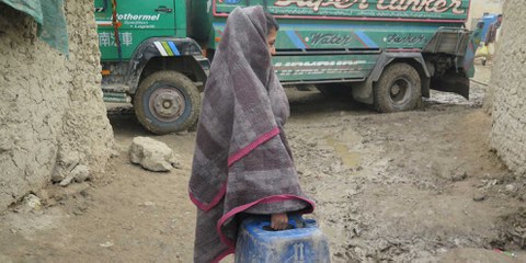 In Afghanistan ci sono più di un milione di sfollati interni, come questa ragazza che vive in un campo profughi vicino a Kabul.© Amnesty International