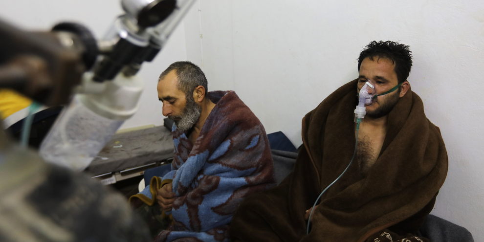 Cinque persone hanno necessitato di cure dopo l'attacco da parte del regime siriano sulla città di Saraqib, nel nord-ovest del paese © Omar Haj Kadour /AFP/Getty Images