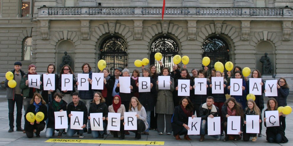 La Sezione svizzera di Amnesty International fa i propri auguri a Taner Kılıç, in carcere da nove mesi in Turchia, chiedendo la sua liberazione. © Amnesty International
