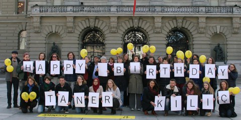 La Sezione svizzera di Amnesty International fa i propri auguri a Taner Kılıç, in carcere da nove mesi in Turchia, chiedendo la sua liberazione. © Amnesty International