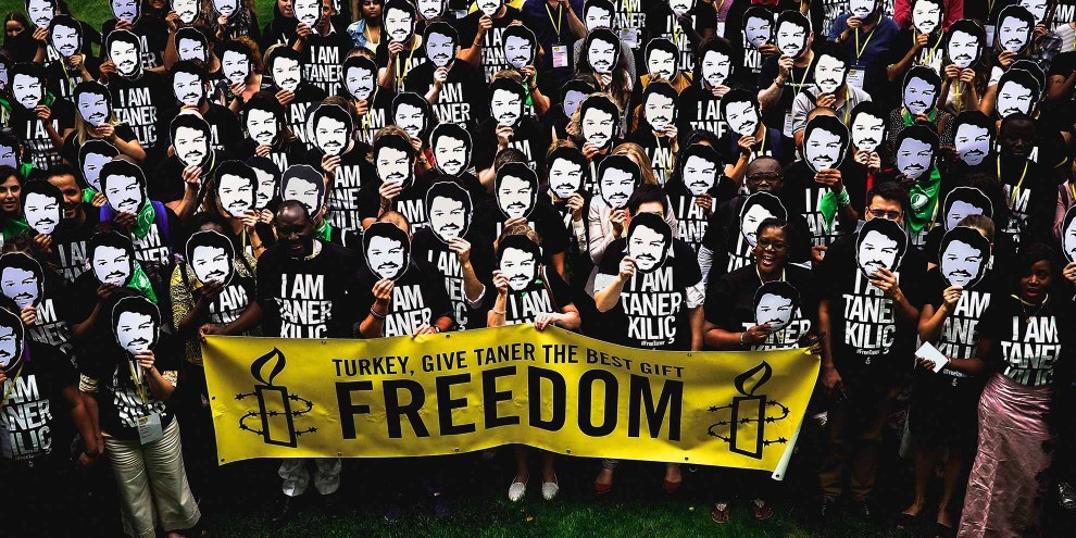 Azione di solidarietà con Taner Kiliç durante l’Assemblea mondiale 2018 di Amnesty International. © Szymon Stepniak
