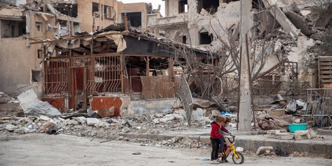 I civili abbandonati a se stessi nel caos della guerra: l'esempio di Raqqa (Siria), febbraio 2018 © Amnesty International