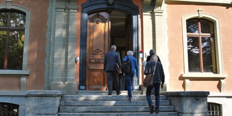 Anni Lanz e il suo avvocato entrano nel palazzo del Tribunale cantonale vallesano, 21 agosto 2019 © Amnesty International