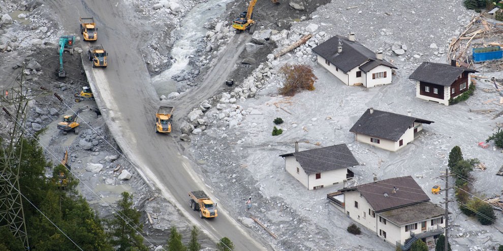 Il riscaldamento globale causa una maggiore frequenza di fenomeni metereologici estremi e di catastrofi naturali, come gli smottamenti di terra che hanno colpito Bondo, in Svizzera, nel 2017. © KEYSTONE/Gian Ehrenzeller