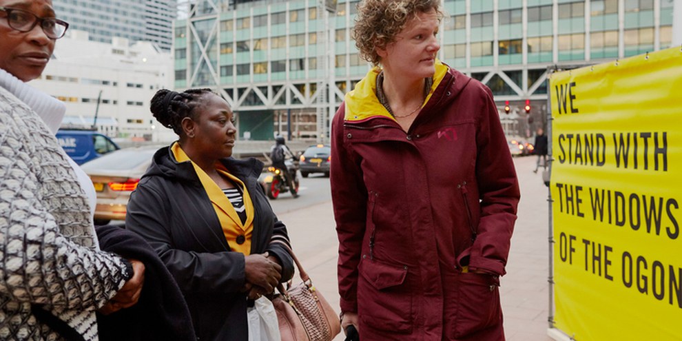Esther Kiobel e Victoria Bera di fronte al Tribunale distrettuale dell'Aja il 12 febbraio 2019.