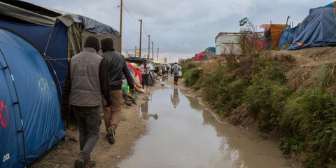 La "giungla" di Calais è stata smantellata nel 2016, ma un migliaio di persone vivono ancora nella zona © Richard Burton