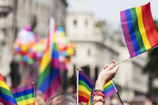 Sì alla protezione dall’odio e dalla discriminazione basati sull’orientamento sessuale