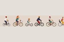 Attivisti di Amnesty pedalano per promuovere la solidarietà con i rifugiati.
