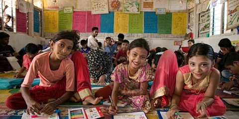 La gioia di alcune bambine Rohingya che partecipano a un progetto artistico organizzato da Amnesty nel campo profughi Cox's Bazar, in Bangladesh. ©UNICEF/SUJAN