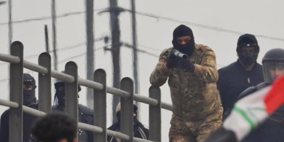 Le forze di sicurezza irachene prendono di mira i manifestanti su un ponte dell’autostrada Mohammed al-Qasim a Bagdad, il 21 gennaio 2020. @ Ali Dab Dab