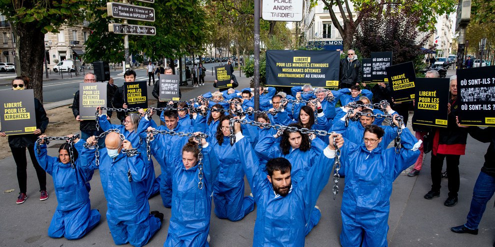 Azione di denuncia dei suprusi contro gli Uiguri, a Parigi l'8 ottobre 2021 © Benjamin Girette