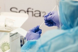 L'accesso al vaccino deve avere la priorità sugli interessi delle aziende farmaceutiche!
