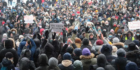 Migliaia di persone hanno sfidato il freddo e i divieti per scendere in piazza. Manifestazione non autorizzata a Perm city, il  23 gennaio. © Shutterstock/Baba Mora
