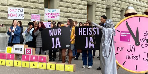 Berna, 21 novembre 2022: attiviste/i e parlamentari si sono riuniti davanti a Palazzo federale per consegnare la petizione firmata da oltre 40 000 persone per chiedere al Parlamento di iscrivre il consenso nel Codice penale in materia di reati sessuali. © AICH