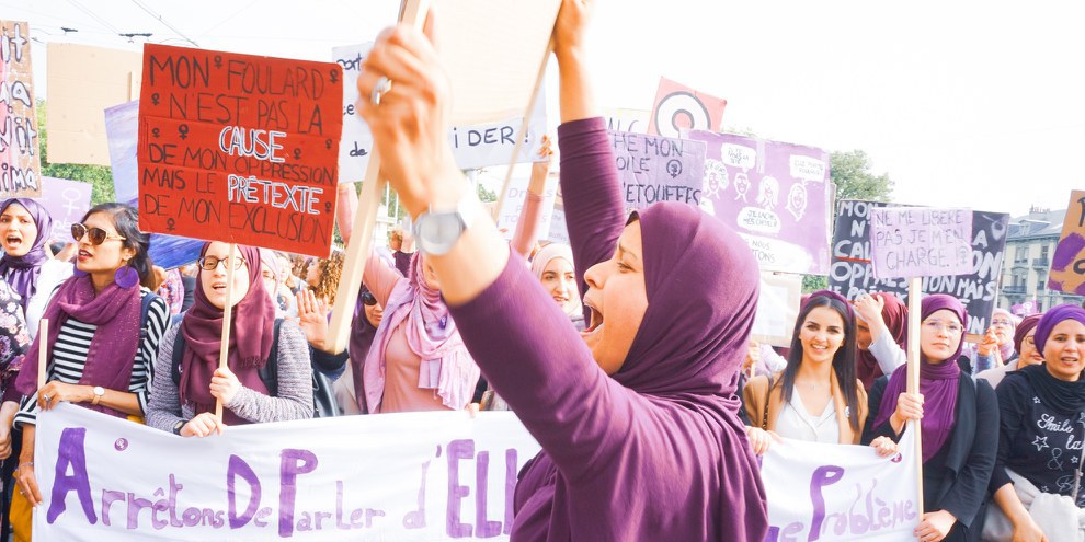 Nel 2021 il popolo svizzero ha accettato a stretta maggioranza di vietare il burqa nei luoghi pubblici. Durante una manifestazione a Ginevra, il collettivo "Foulards violets" denunciava l'iniziativa islamofoba, che manca i suoi obiettivi.© Aïda Hammad