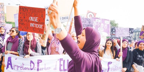 Nel 2021 il popolo svizzero ha accettato a stretta maggioranza di vietare il burqa nei luoghi pubblici. Durante una manifestazione a Ginevra, il collettivo "Foulards violets" denunciava l'iniziativa islamofoba, che manca i suoi obiettivi.© Aïda Hammad