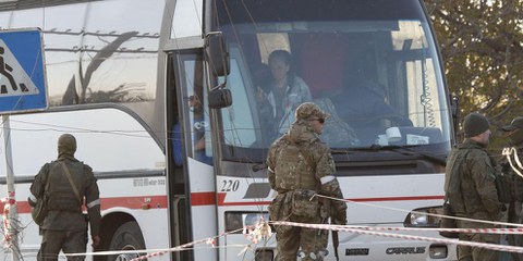Un bus carico di persone proveniente da Mariupol arriva nel villaggio di Bezimenne, a Donetsk, il 7 maggio 2022. © Victor/Xinhua/Alamy